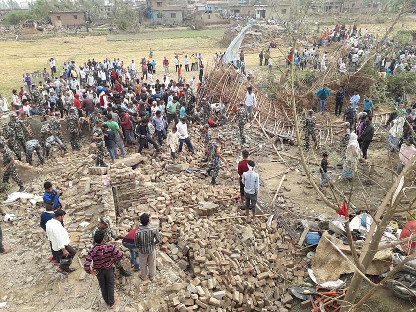 हावाहुरीको बबण्डर : शोकमा डुब्यो गाउँ, पुरइनियाँमा एकै घरका ४ सहित ११ जनाको मृत्यु